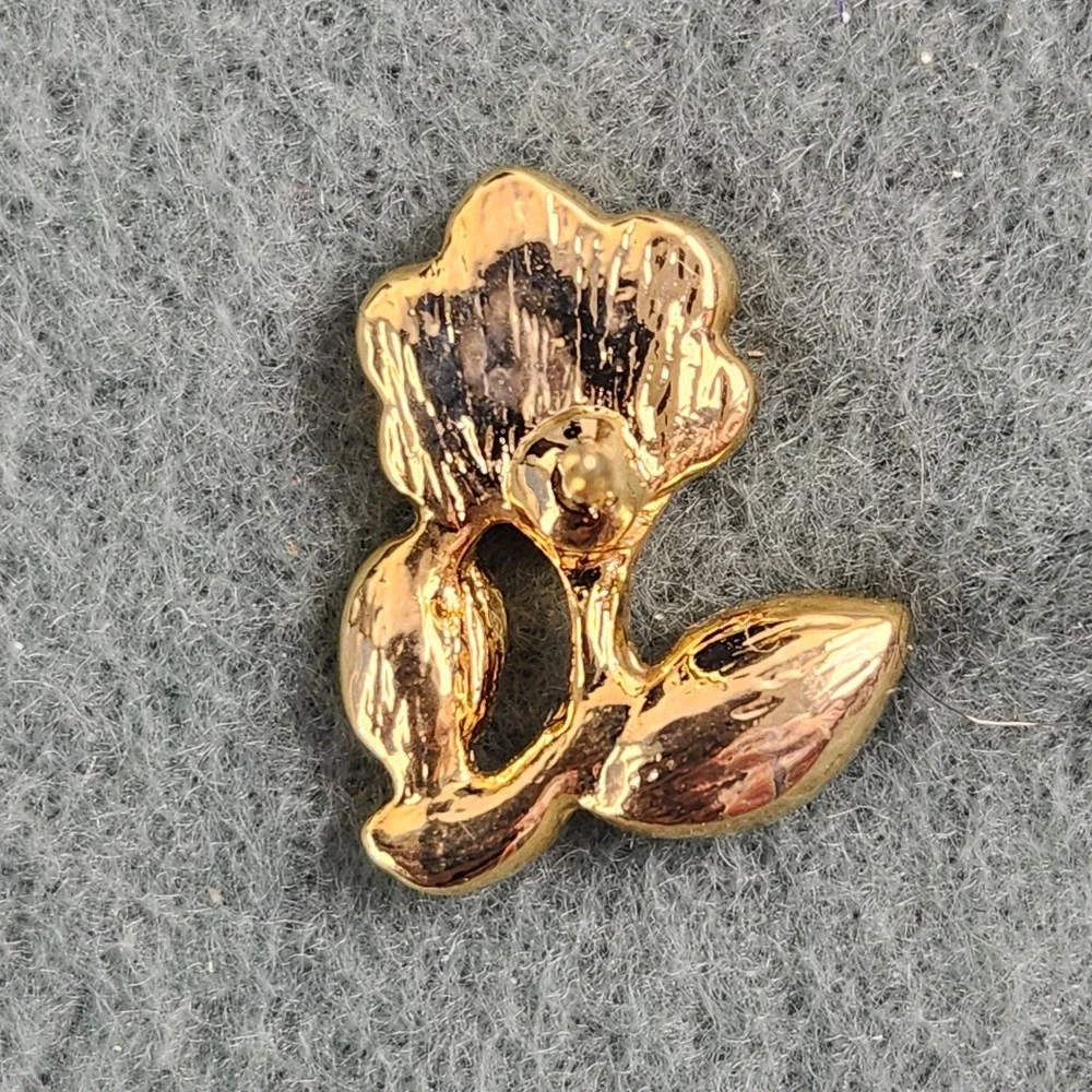 Vintage‎ Rhinestone Flower Light Blue Gold Tone Metal Lapel Pin